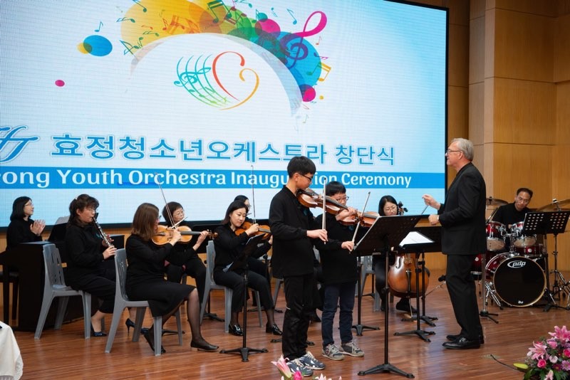 David Eaton conducts the Hyo Jeong Youth Orchestra faculty and young soloists on November 4, 2018 in South Korea.