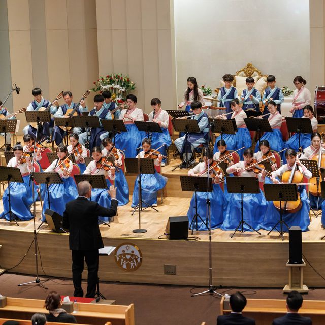 David Eaton conducting the Hyo Jeong Youth Orchestra in an interfaith concert in Seoul, South Korea (December 2023)