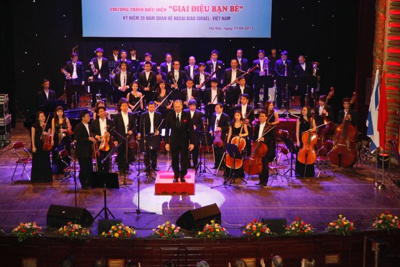 David Eaton with the Hanoi Philharmonic at the Hanoi Opera House (2013)