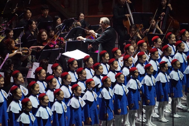 David Eaton conducting with the Little Angels of Korea and the Western Symphony Orchestra (August 2019)