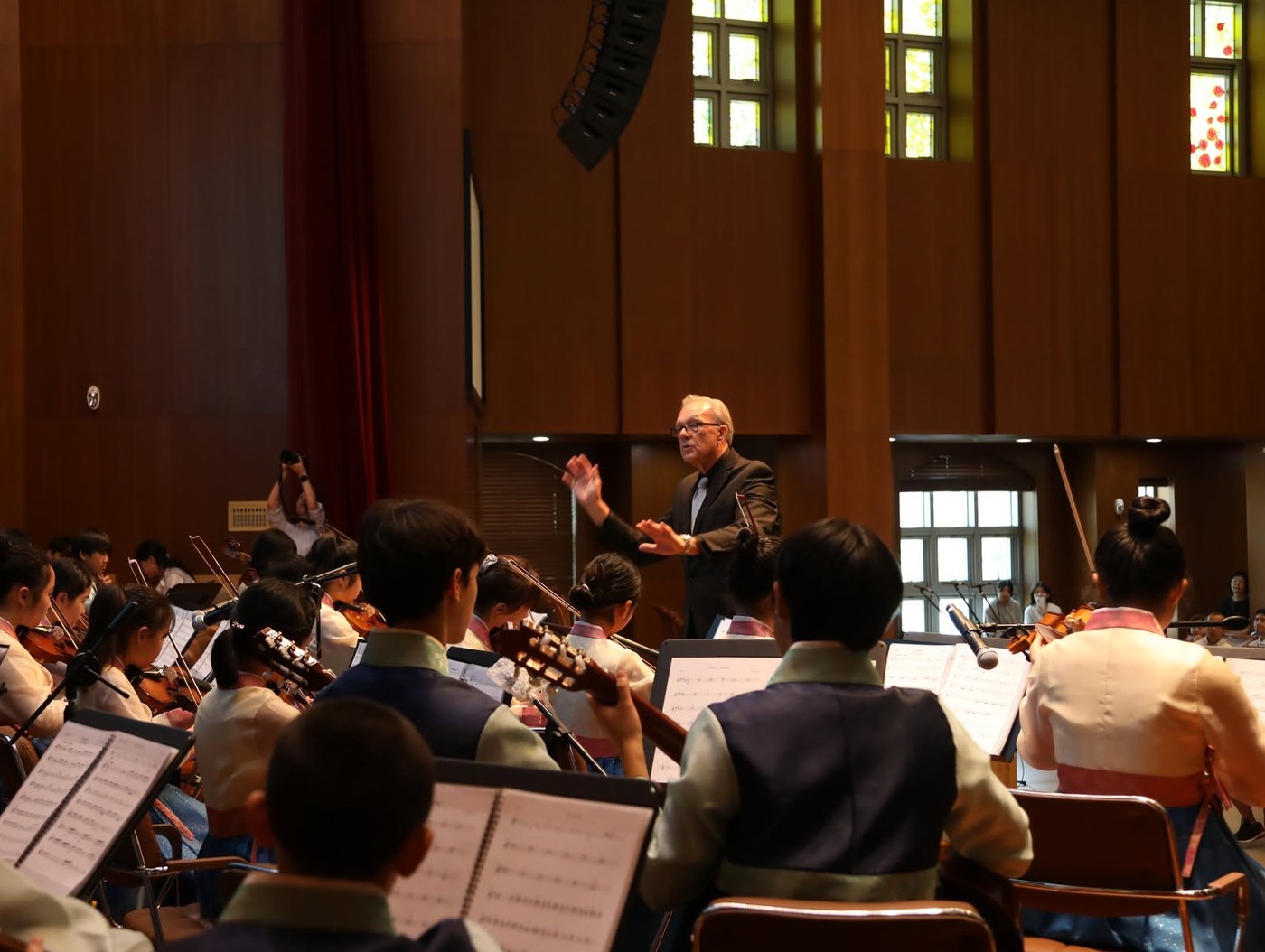 David Eaton conducting in Korea